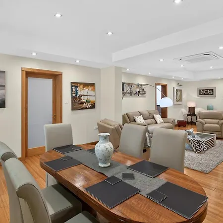 Luxury 110m From The Sea, Balluta Bay, شقة