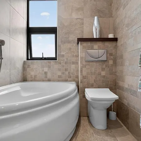 Luxury 110m From The Sea, Balluta Bay, Apartman *